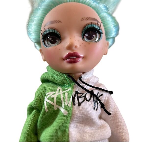 Rainbow High Daphne Minton Articulated Fashion Doll Series 3 Light Mint Green - Picture 3 of 6